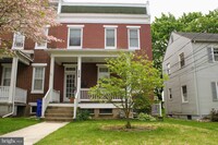 Building Photo - 206 E 8th St