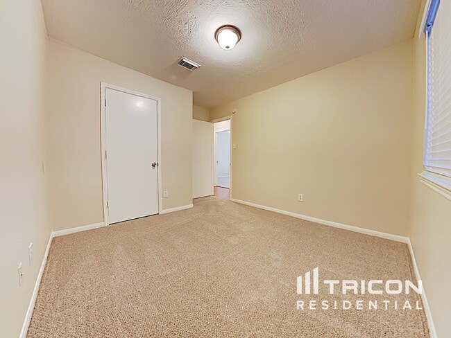 Building Photo - 7911 Bluff Trail Dr