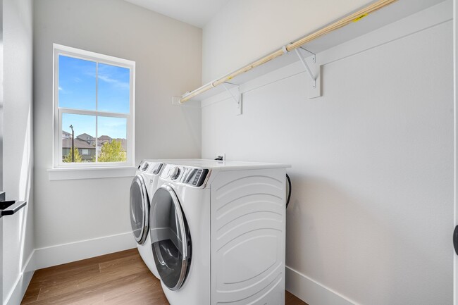 Building Photo - Beautiful New Build 4 Bed, 3 Bath Rental H...