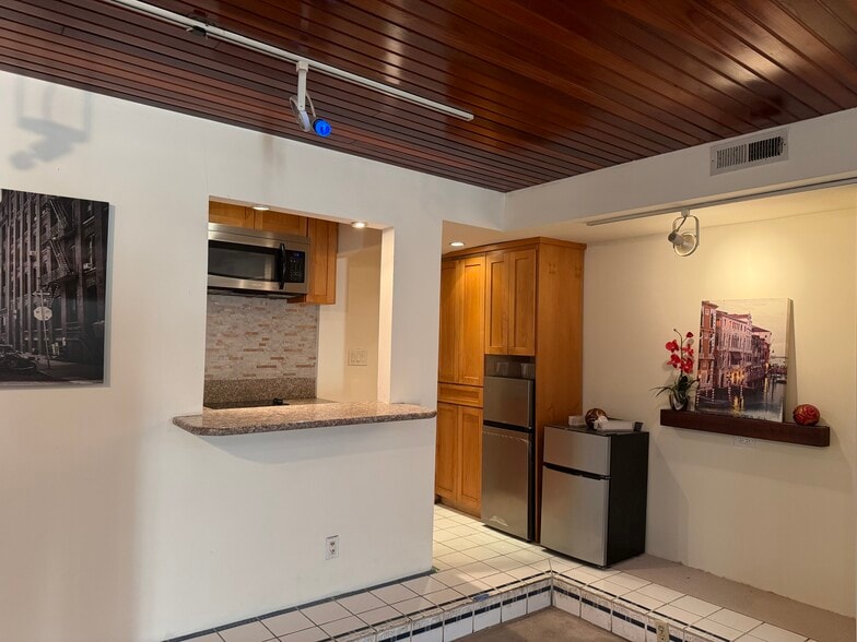 Building Photo - 5801 Cazaux Dr