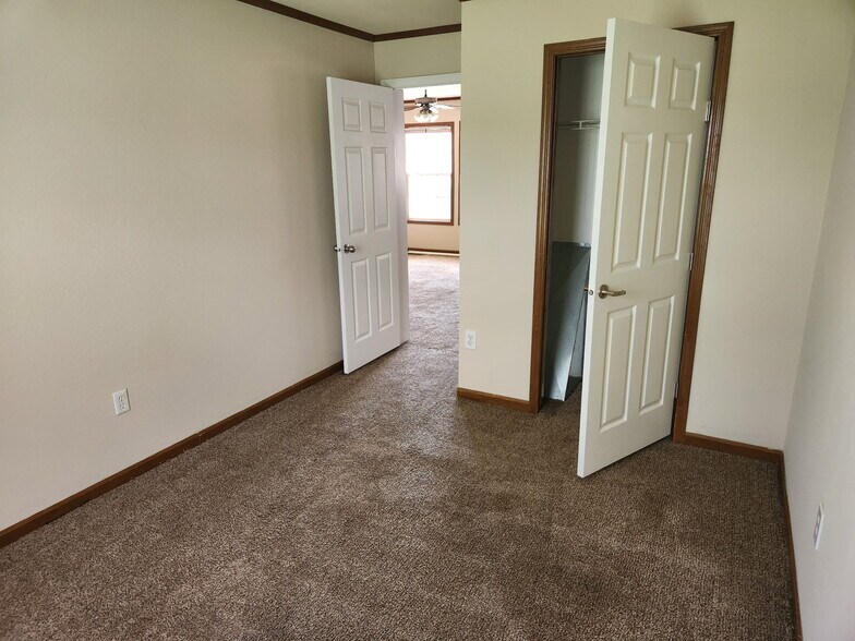 Building Photo - 130 Meadows Ln