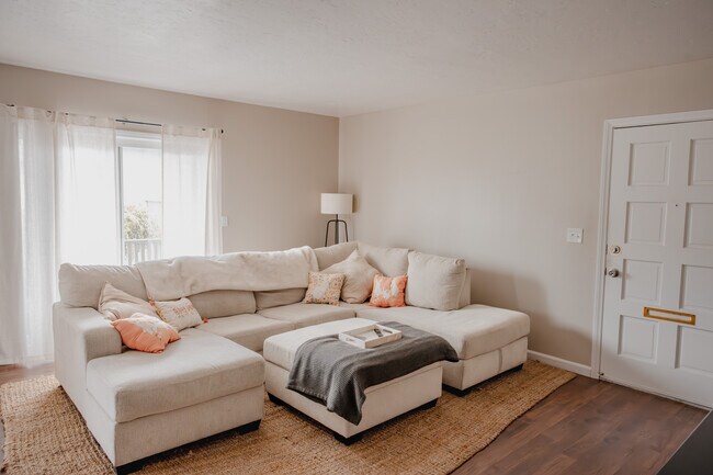 Building Photo - 340 Moss St