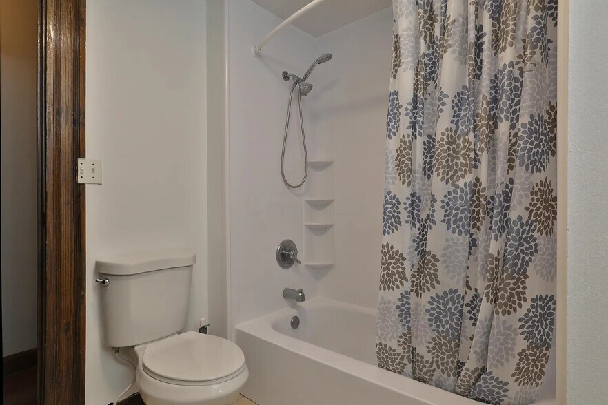 Main Bath 3 - 350 W 1st Ave