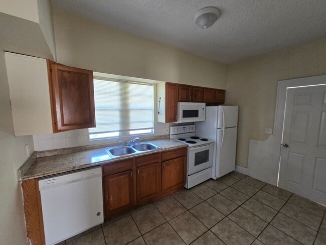 Building Photo - Nice 2 Bedroom & Large extra room that you...