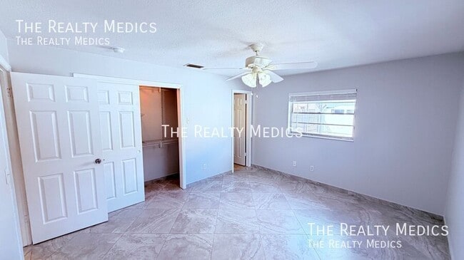 Building Photo - 6 Carriage Hill Cir