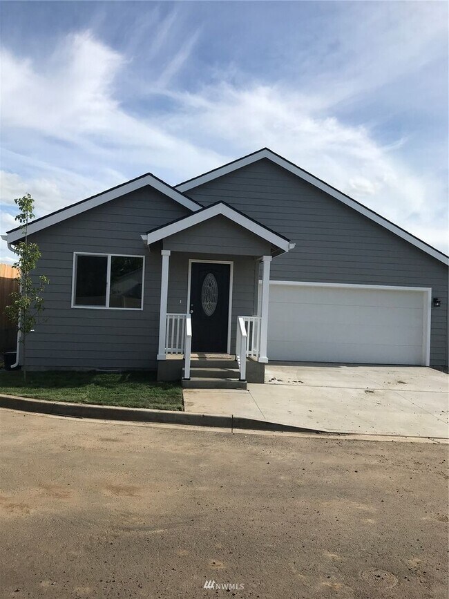 Building Photo - Conveniently Located Eastgate Home with Garage