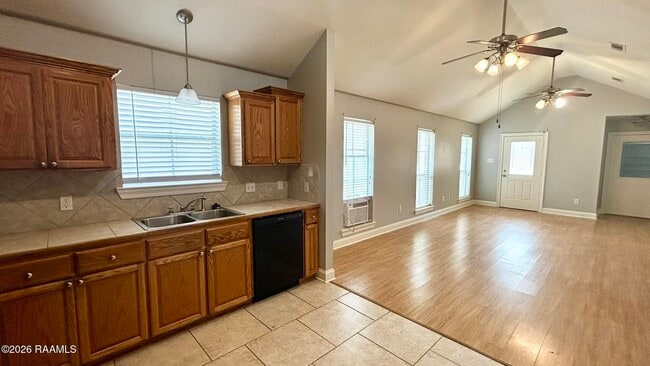 Building Photo - 18012 Woodhaven Dr