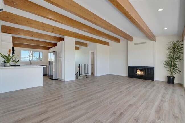 Building Photo - 745 Domingo Dr