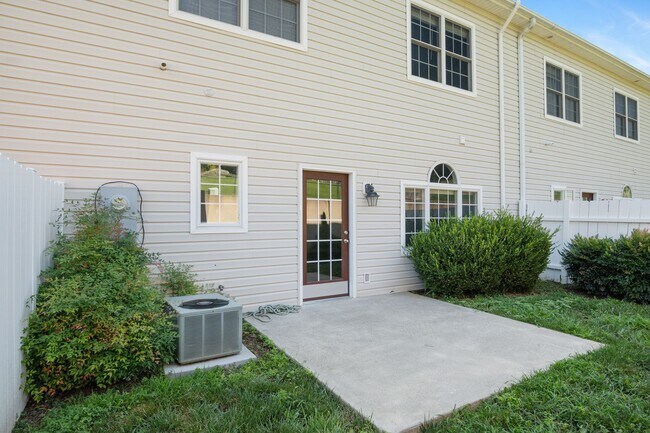 Building Photo - 3 bed/2 1/2 Bath. Pet Friendly, Pool,