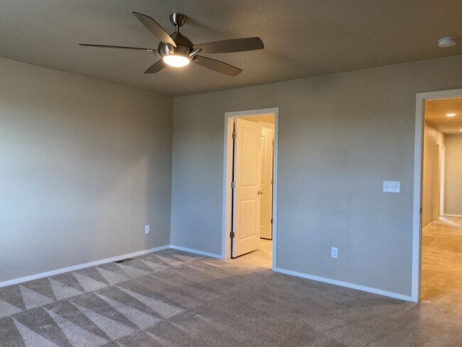 Building Photo - Beautiful Townhome 3-Bedroom / 2.5-Bath Near Walking Trail, Park