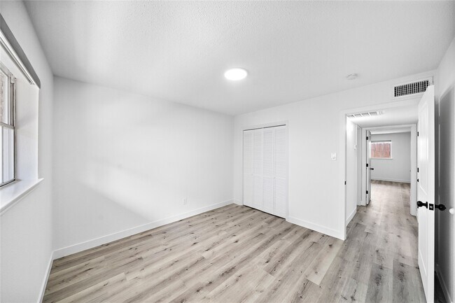 Building Photo - 1106 W Tri Oaks Ln