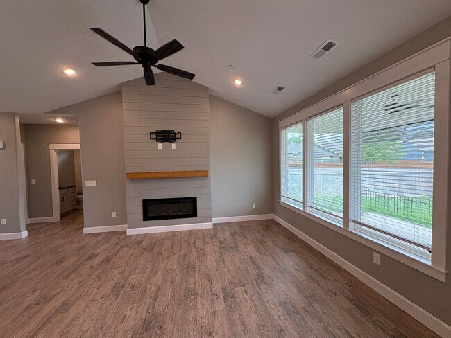 Building Photo - Modern Ranch Style Home in Quiet Neighborhood