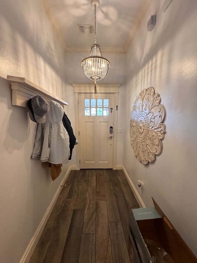 Building Photo - WOW! This home has it all, 3 full bathrooms, 5 true bedrooms AND a bonus room. great outdoor spac...