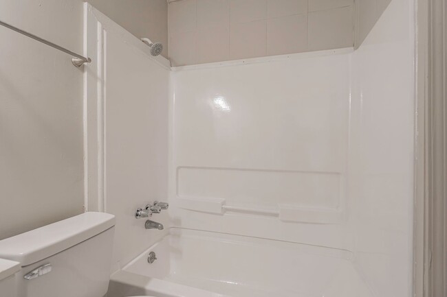 Building Photo - Charming Apartment Downtown Columbia - Hou...