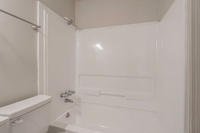 Building Photo - Charming Apartment Downtown Columbia - Housing Vouchers Accepted!