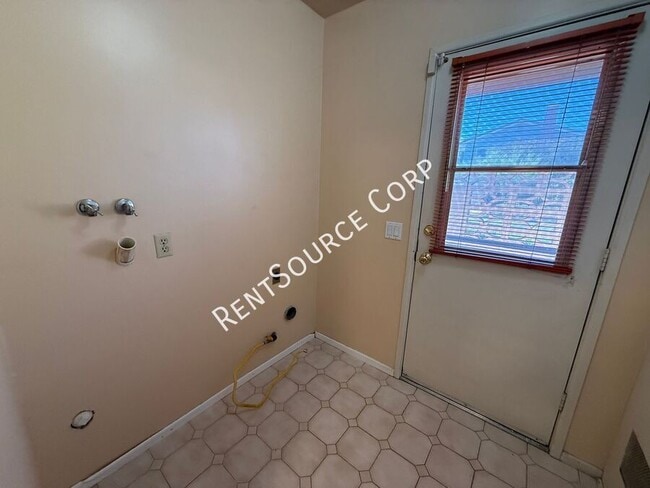 Building Photo - 39642 Country Club Dr