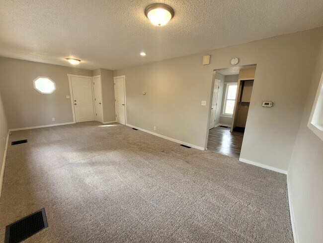 Building Photo - 1 Bedroom, 1 Bathroom Home near Iowa State Fairgrounds