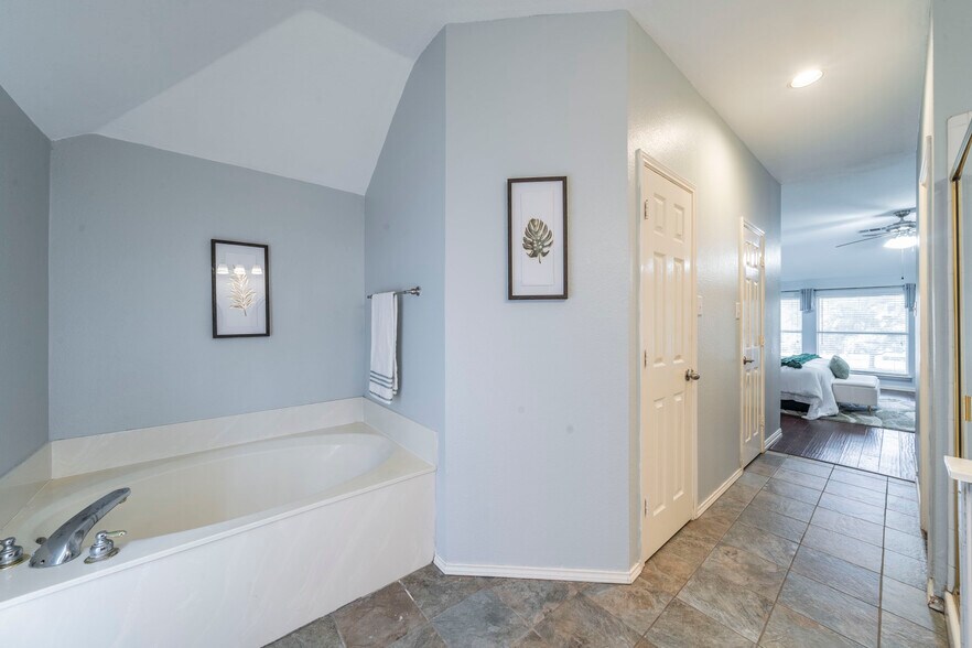 Building Photo - 4817 Carolwood Dr