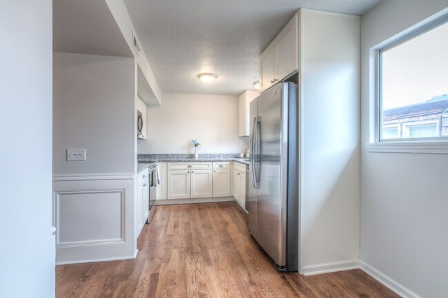Building Photo - Updated 3 Bedroom 3 Bath Townhome