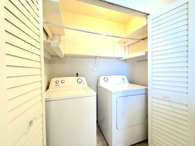 Building Photo - Lake Ridge Gem: Your Inviting Home Awaits!