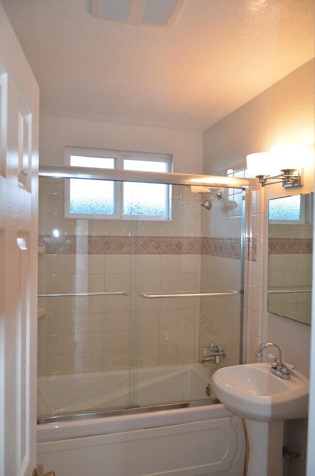 shared bathroom - 4626 W 171st St