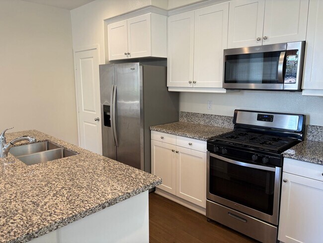 Building Photo - Spacious 3-Bedroom Townhome with Garage and Solar