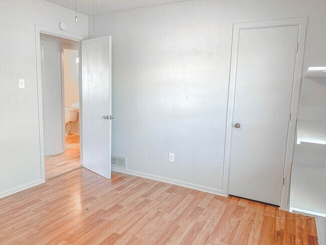 Building Photo - Charming Home with Amazing Natural Lighting!