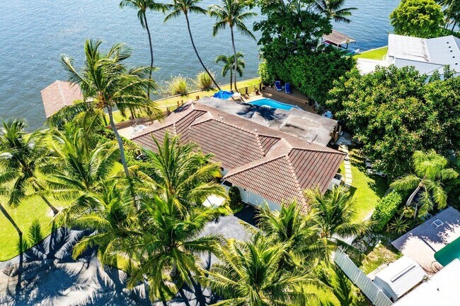 Building Photo - 25 NW 24th Ct