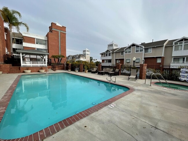 Building Photo - Remodeled Condo in Central Oxnard Gated Community!