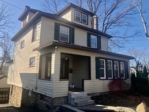 Building Photo - 504 School St