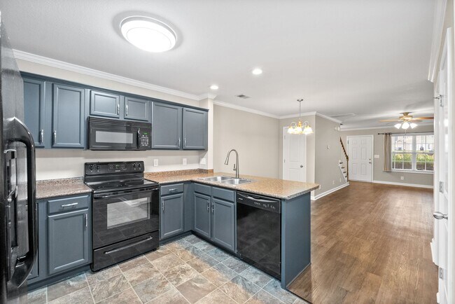 Building Photo - Updated Townhome near Tennova Hospital