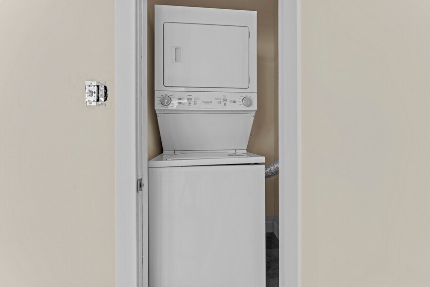 Building Photo - 7350 Amherst Ave