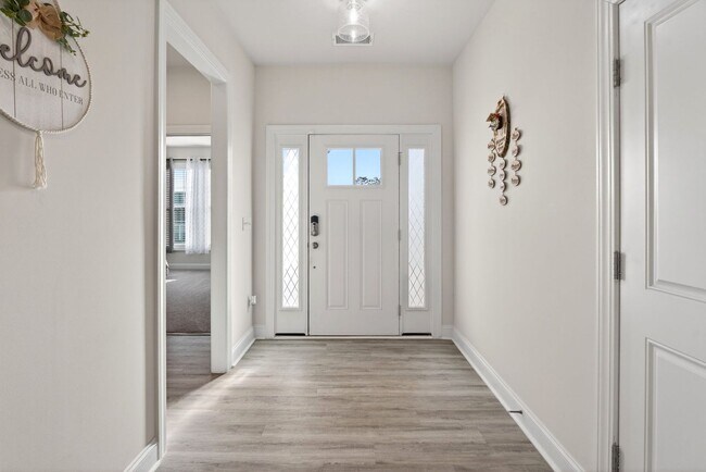 Building Photo - Like New 4BR Ranch with Modern Finishes & Prime Location in Elgin