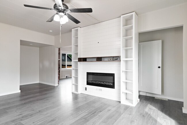 Building Photo - Beautifully Renovated 4-Bedroom Farmhouse on Large Corner Lot in the Heart of Sublimity - Water/S...