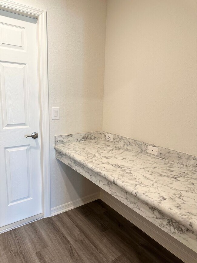Building Photo - 4 Bedroom House For Rent in the Astonia Co...