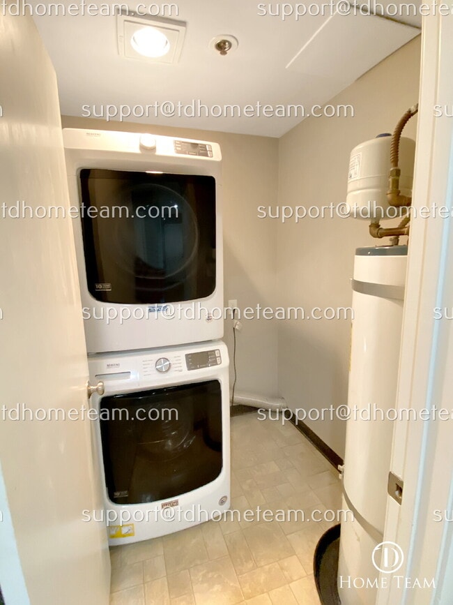 Building Photo - Luxurious 1-Bedroom Condo with Scenic Views and Modern Amenities in Bellevue, WA!