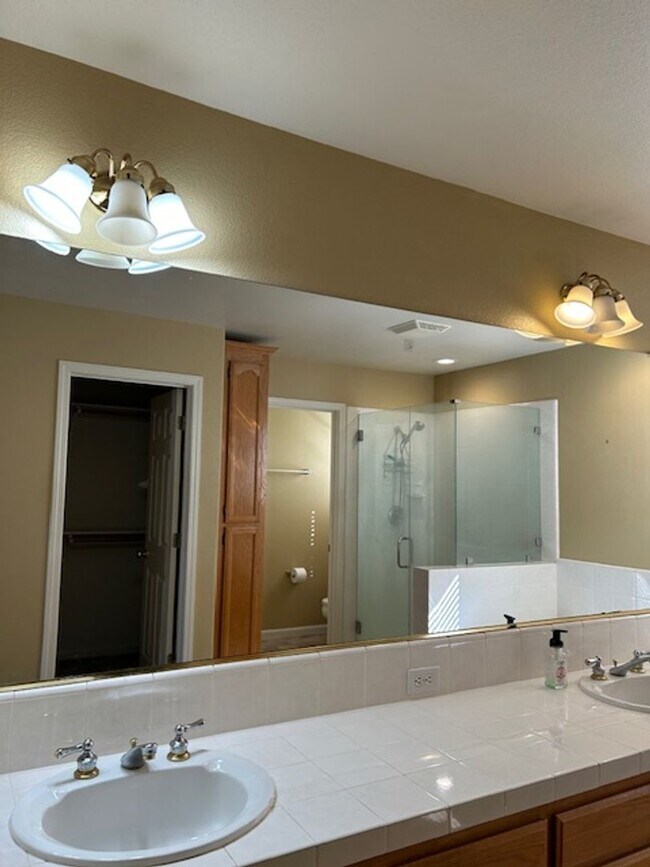 Building Photo - Spacious 4 bedroom, 2.5 Bathroom Available...