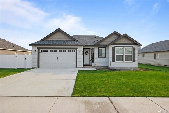 Building Photo - 3 bedroom, 2 bath house with garage