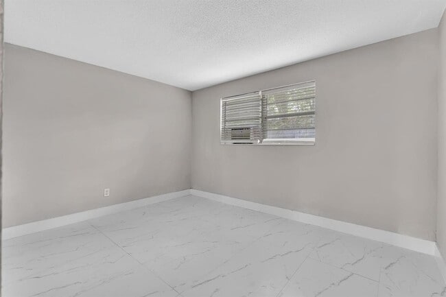 Building Photo - 626 SW 14th Ave