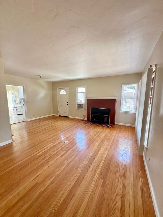 Building Photo - Charming 2 Bedroom Cottage in the Heart of Downtown Paso Robles! AVAILABLE July 1st, 2026 **DO NO...
