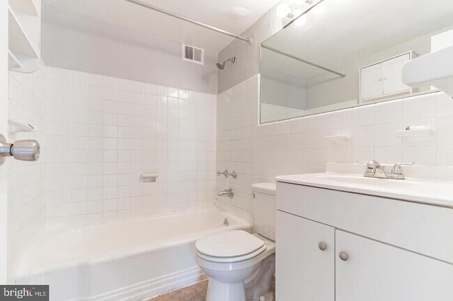 Building Photo - 2101-17-2117 Chestnut St