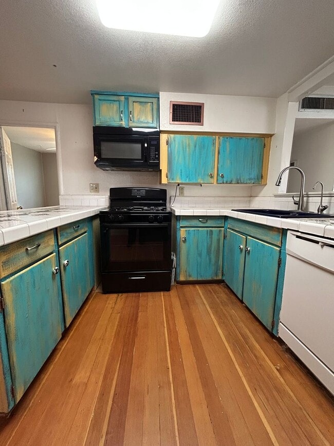 Building Photo - Beautiful 2 Bedroom 1 Bath / Washer & Dryer Included / Large Yard!