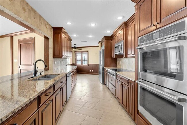 Building Photo - 5810 Bahama Shores Dr S