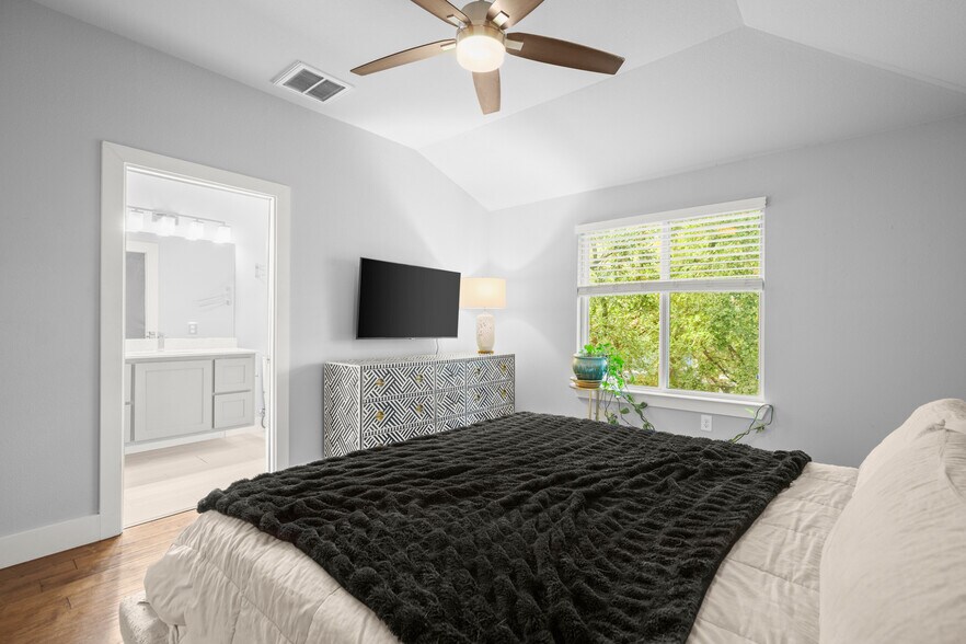 Master Bedroom upstairs - 1220 Delano St