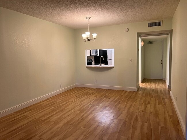 Building Photo - Pretty 1st Floor Davie Condo