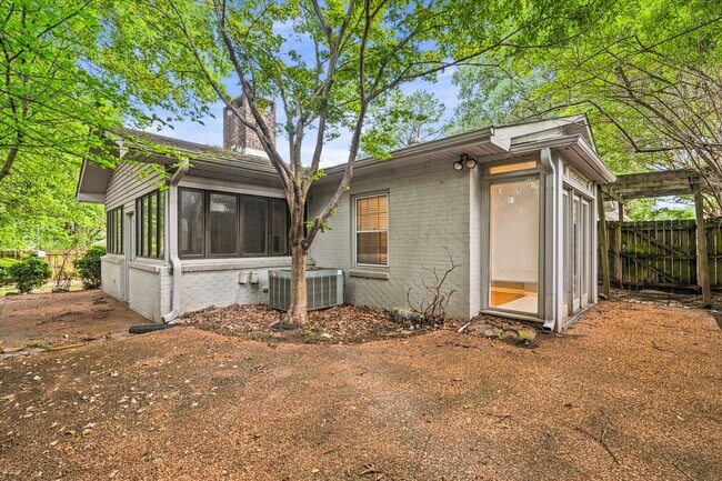 Building Photo - 4-BED, 2-BATH ALL-BRICK HOME NEAR JONESBORO COUNTRY CLUB!