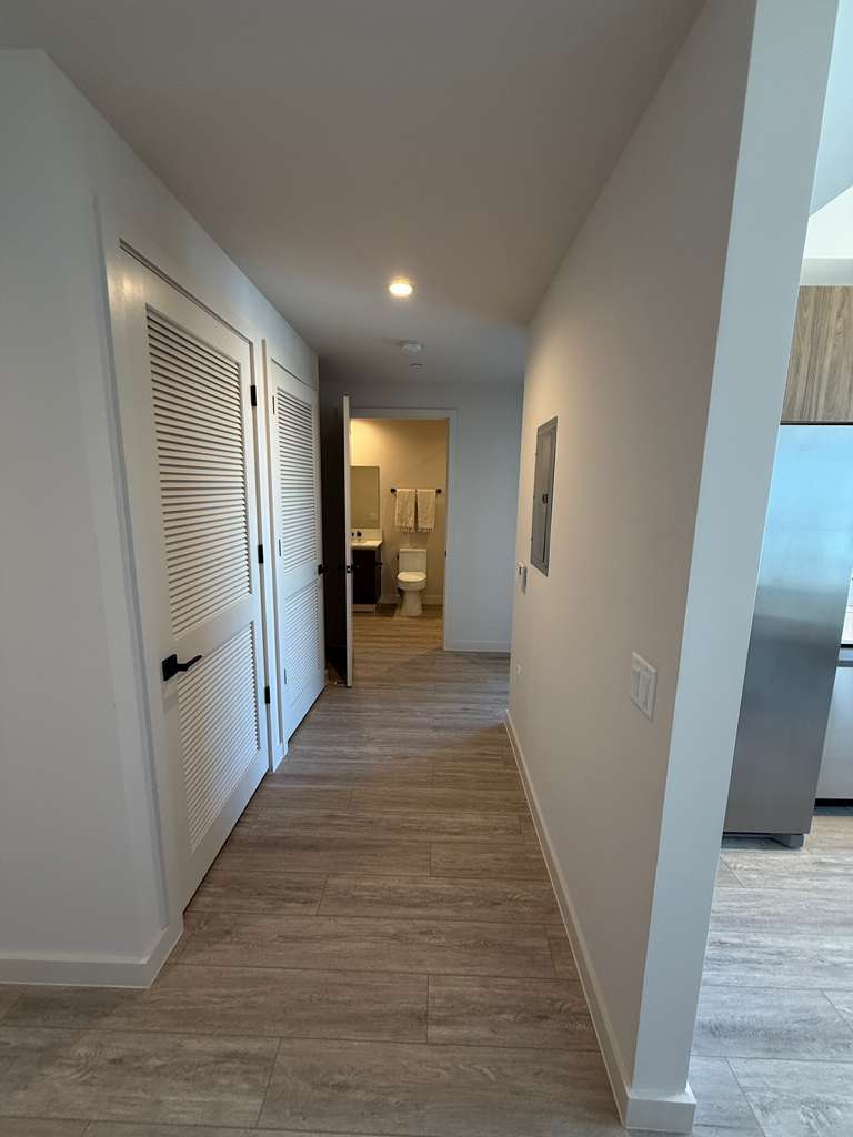 Building Photo - 521 SW 4th Ave