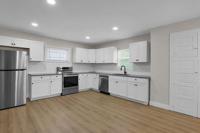Building Photo - Updated 3 Bedroom, 2 Bathroom Home with Sp...