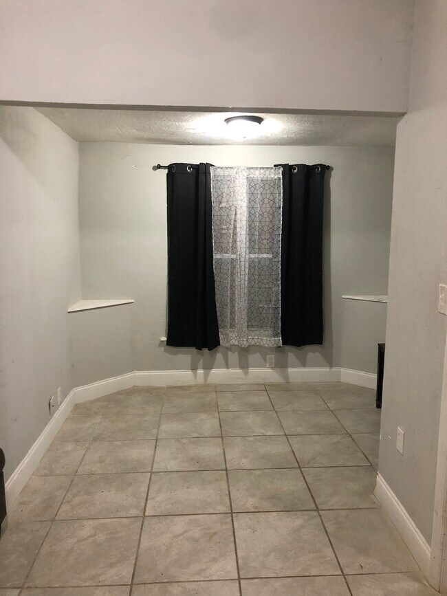 Building Photo - 1121 Avondale Ave