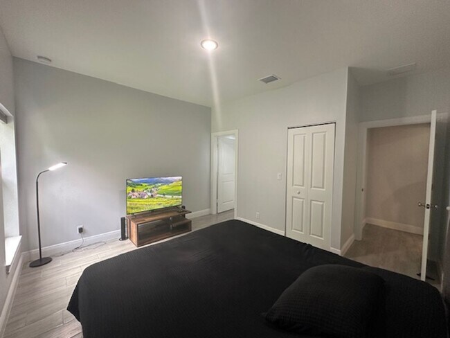 Building Photo - 3 Bedroom 2 Bath 1 Car Garage